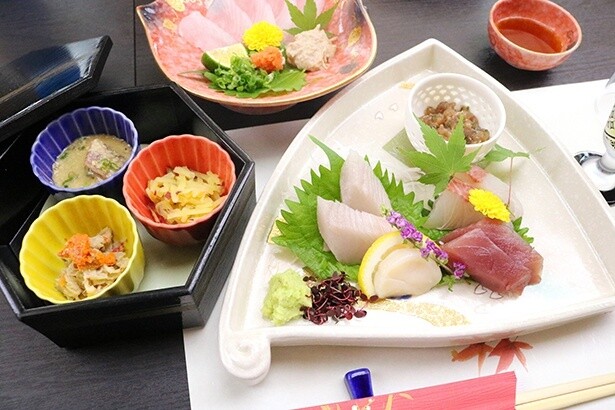 通常の会席メニューの一部。カンパチやサワラなどのお造りに珍味の小鉢などが並ぶ