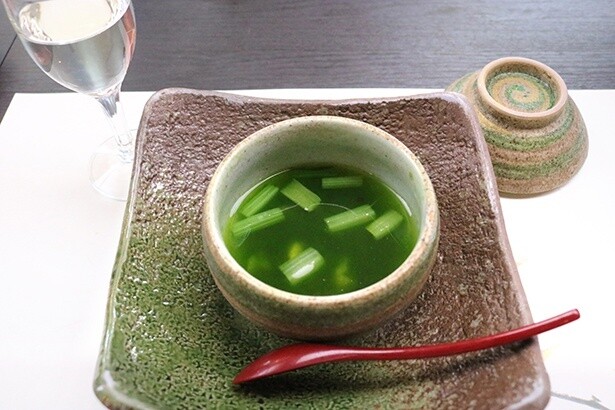 奥田シェフ監修「小松菜とサザエのグリーンスープ」