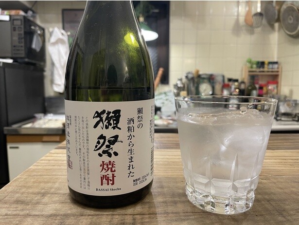 【写真】おでんと一緒に飲むと相乗効果でさらに味わい深くなる、晩酌で楽しんだ獺祭のロック