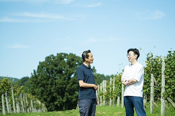 平川ファームにて、平川さんと、スターバックスの石村さん(右)
