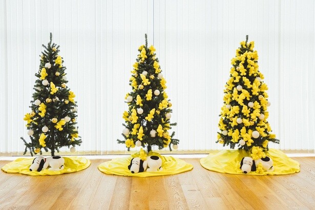 ウッドストックと仲間たちのデコレーションされたクリスマスツリー