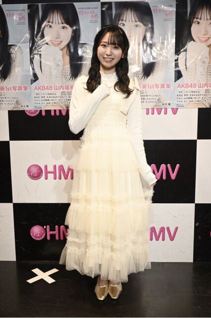 ヘアアレンジは3回！“プリンセス”をテーマに白いワンピースで登場