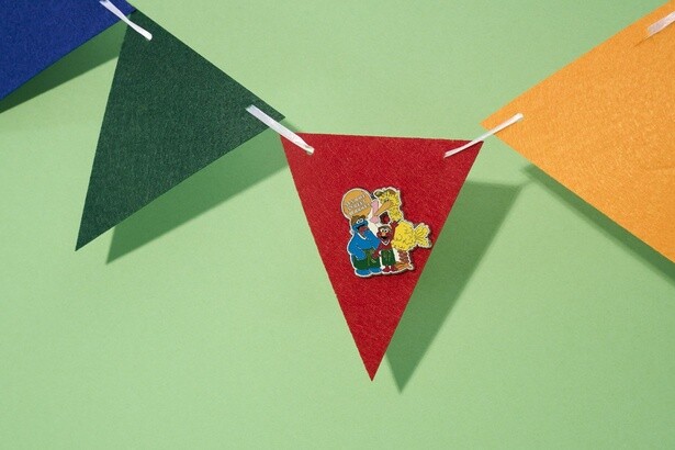 「1st Anniversaryピンズ」(990円)