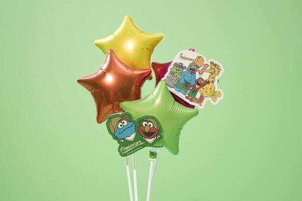 「1st Anniversary ステッカー」(各440円)