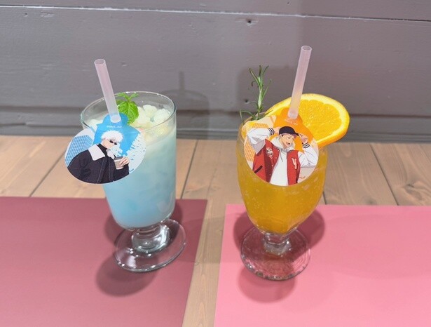 【虎杖悠仁】オレンジマンゴースカッシュ(税込990円、写真右)と【五条悟】ブルー乳酸菌ドリンク(税込990円、写真左)