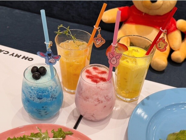 プーさんと仲間たちがイメージされたドリンクは色がとってもきれい！チャームはドリンクとセット(税込660円)で購入できます