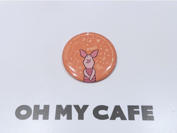 事前予約者限定 カフェ利用特典はなんと缶バッジ！何度も通ってたくさん集めたくなります…!!