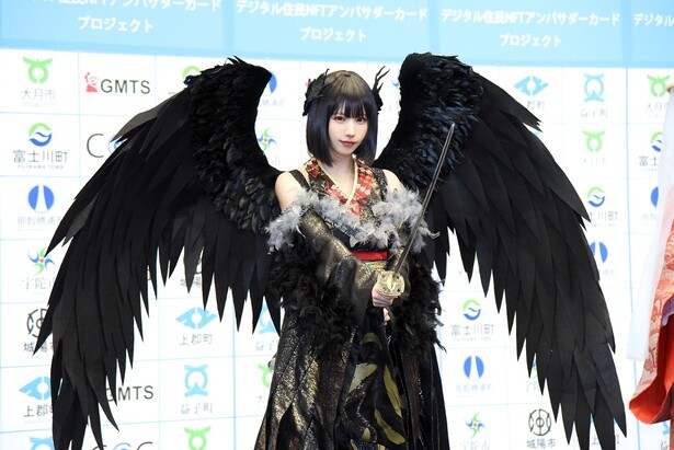【写真を見る】えなこさん、宇陀市長から贈られた、日本最初の日本刀「小烏丸」(模造刀)を手にしてキメポーズ