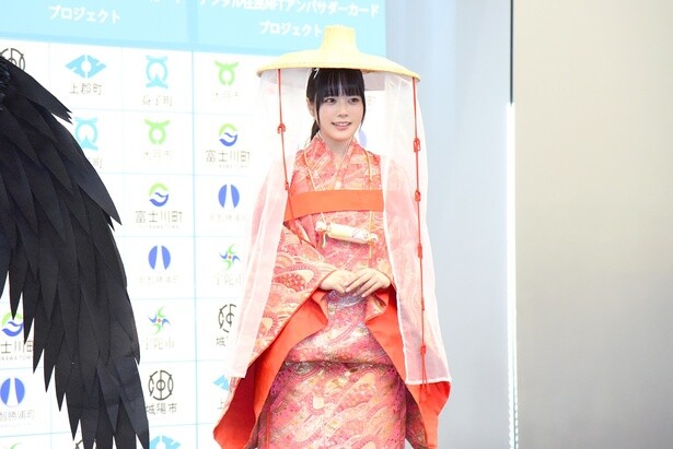 和歌山県那智勝浦町の「熊野古道」をイメージした地域共創衣装を着こなす東雲うみさん