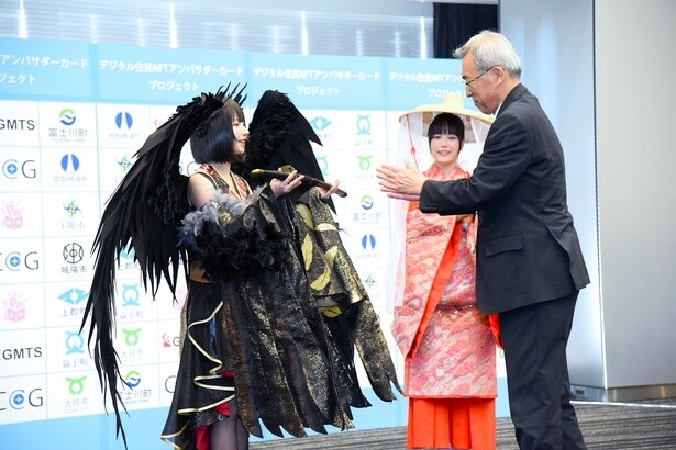 宇陀市長より、日本最初の日本刀「小烏丸」の模造刀を贈られたえなこさん