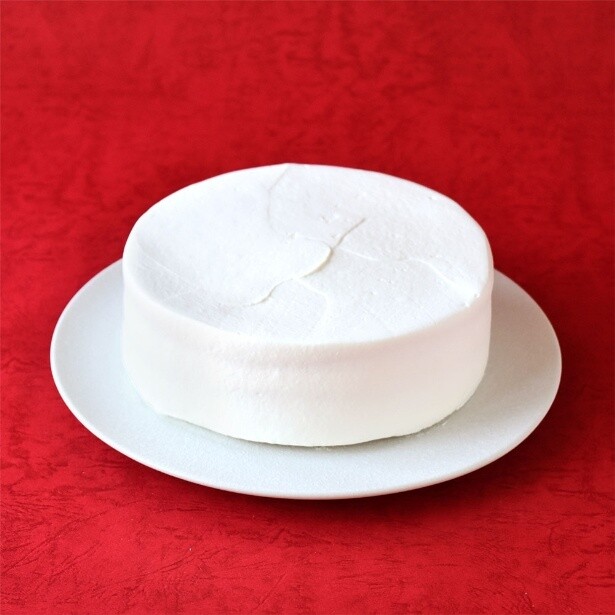 【写真】自由にデコレーションできる「お米の生クリームケーキ」(2400円)。自宅で自分好みの飾りつけを楽しみたい人にぴったりのひと品
