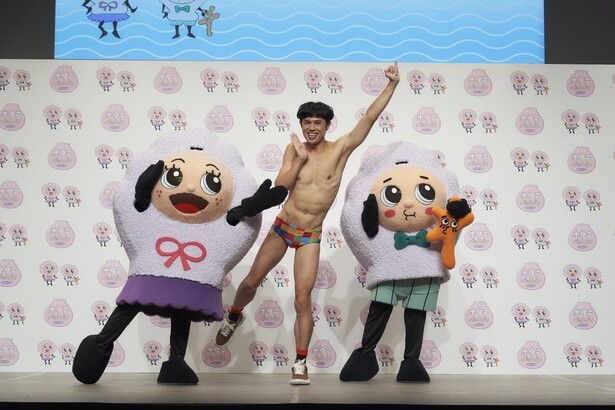 【写真】お笑いタレントの小島よしおさんが、“ホッタッティー”ポーズを披露！