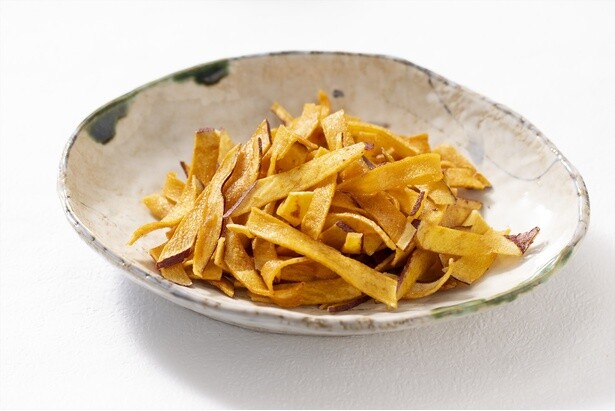 さつまいも、粗糖、米油の3つだけの原材料で仕上げたパリッと軽い、素朴なさつまいもチップス。