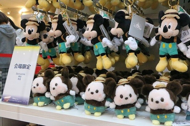 会場限定の「ぬいぐるみキーホルダー」(各2600円)と「うるぽちゃちゃん　ぬいぐるみ」(各1800円)