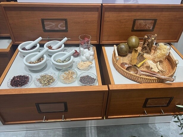 漢方の考え方に基づいた商品作りを行う