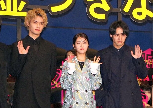 主人公・嶌衣織役を演じる浜辺美波さん(写真中央)