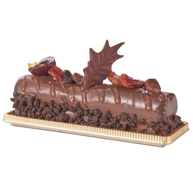 「ブッシュ・ド・ノエル 〜グリオットチェリーのガトーショコラ〜」(950円)。甘すぎないチョコにフルーツの甘酸っぱさがアクセント