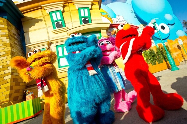 クリスマスソングに合わせたダンスとエルモの声にメロメロ