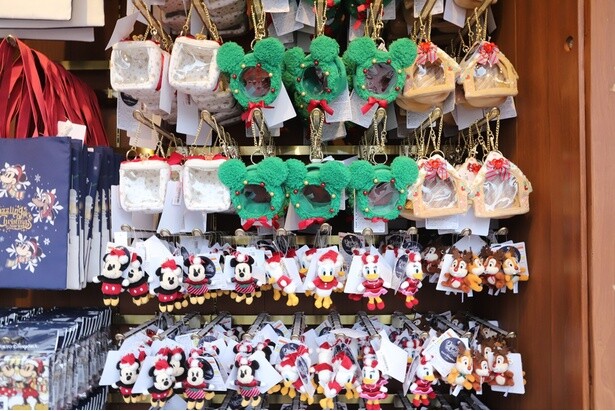 「ぬいぐるみチャーム」のキャラクターたちは、クリスマスのコスチュームを身につけている