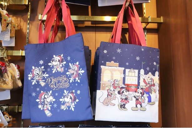 「ダズリング・クリスマス・イン・ニューヨーク」限定デザインの「トートバッグ」(2300円)。表と裏でイラストが異なり、内ポケットがひとつ付いている