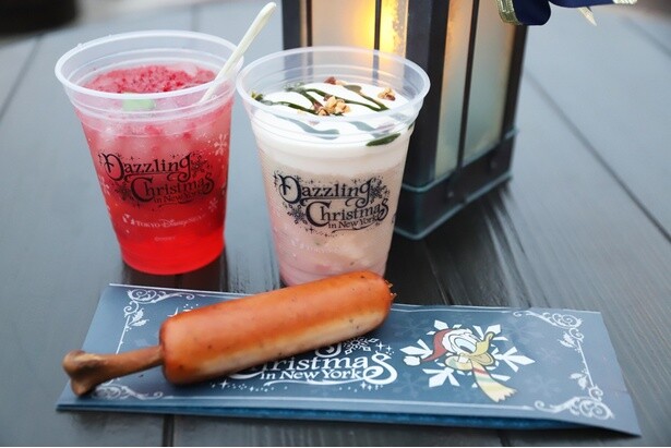 写真左奥から時計回りに「スパークリングゼリードリンク(グレナデン・シロップ＆ストロベリー)」(700円)、「スペシャルドリンク(ピスタチオ、パンナコッタ、アーモンドミルク)」(1000円)、「骨付きソーセージ」(400円)