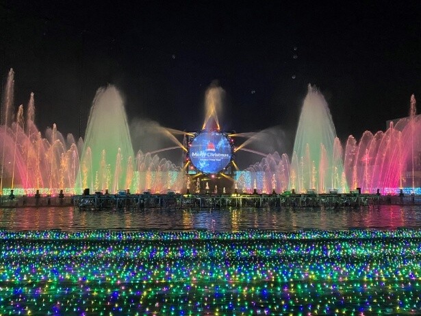 【写真】噴水ショー「ラ・フォンテーヌ」クリスマス特別バージョン(2023年の様子)