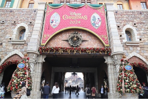 入園してすぐのところにあるミラコスタ通りの入り口も、クリスマスムード満点