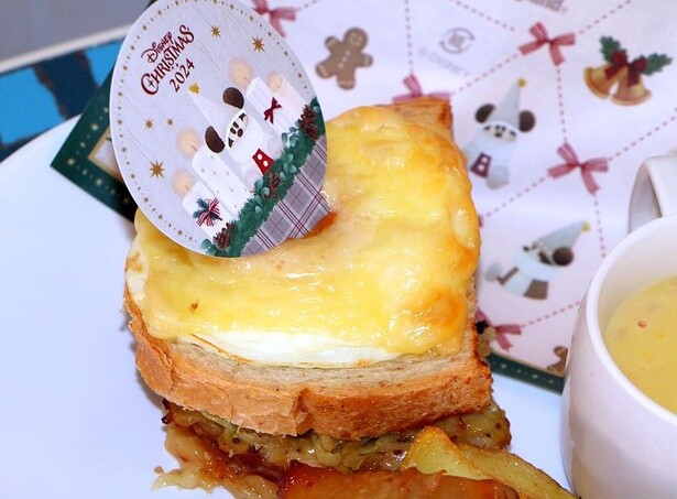 「パストラミビーフとエッグのチーズホットサンド」は卵を割るとトロッとした食感に