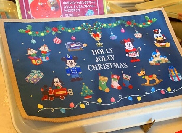 スーベニアもゲットしたい！クリスマスのモチーフやディズニーの仲間たちをおもちゃに見立てたデザインの「ランチョンマット」