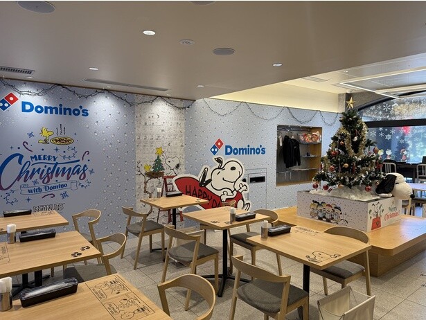 クリスマス装飾が施されたドミノ・ピザ台場店店内