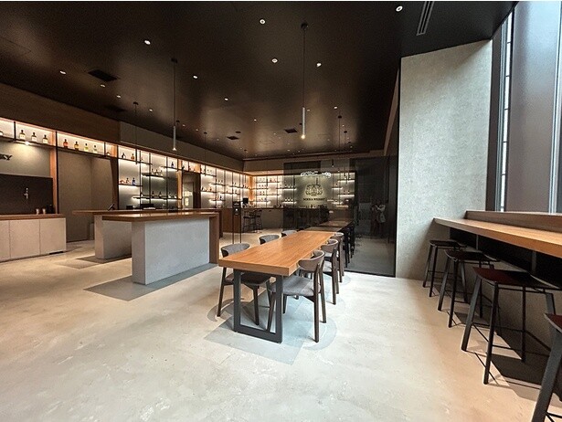 ショップの奥に広がるバースペース。手前が「The Lounge -MEET-」、奥が「The Bar -EXPLORE-」になっている