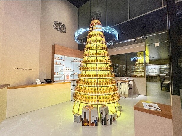 ウイスキーボトルでできた大きなクリスマスツリー