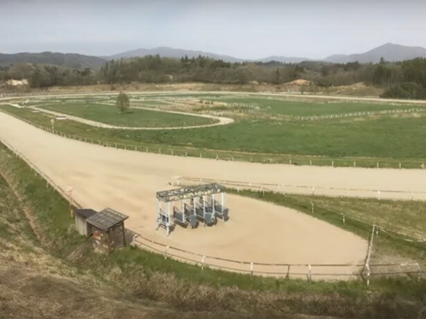 福島県にあるテンコー・トレーニングセンターで競走馬の体調を確認