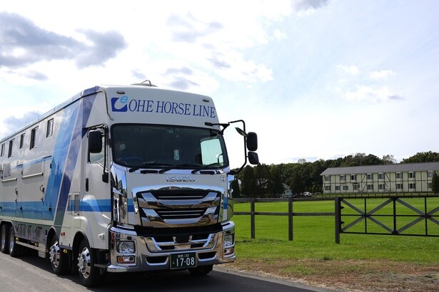  北海道から茨城や滋賀などのトレーニング・センターへ輸送する。その距離はなんと1500キロメートルにも及ぶ