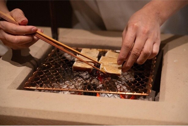 特別な「菊炭」で炙られていく様子
