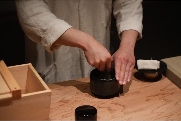 抹茶を立てる瞬間、茶道の美と静けさが一瞬にして表現される