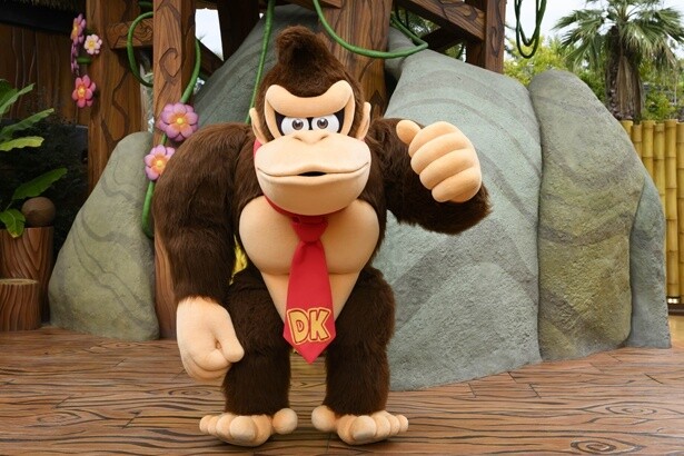 トレードマークの赤ネクタイがおしゃれ