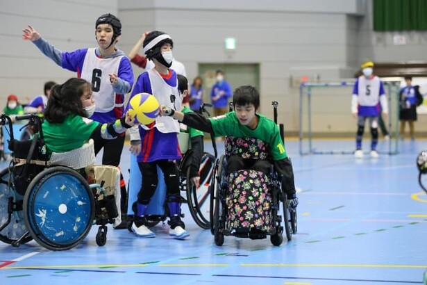 「ハンドサッカー」は、東京都の肢体不自由特別支援学校から誕生したユニバーサルスポーツ。障がいの有無や種類、程度を問わず誰もが参加できるように開発されており、歩いたり走ったりできる選手も、手動・電動を問わず車いすで移動できる選手も、車いすでの自力移動が難しい選手も参加することができる