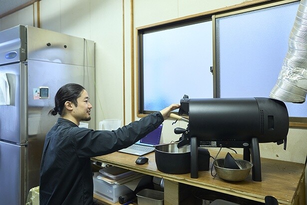 豆の焙煎やケーキの製造は三津浜の店で行う