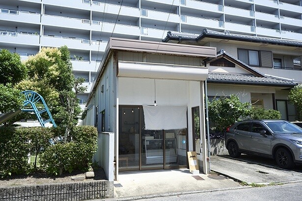 三津浜の静かな住宅街に立つ創業店の「ICOI COFFEE TATSUMI」