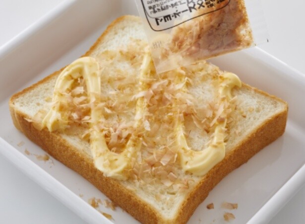 ⾷パンにマヨネーズを塗ったあと、かつお節をかけ、トースターで焼けば出来上がり！