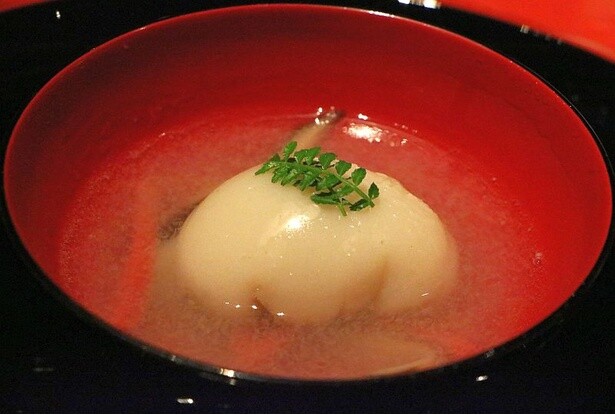 「シラカチ 日本料理」で提供されているコースメニュー「琉球和会席～TEEDA～」の「てびちとイラブの玉地蒸し」