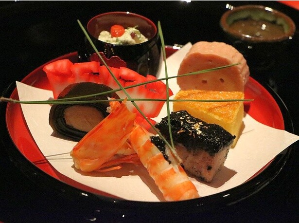 琉球和会席の前菜。マグロを巻いて炊いた昆布巻き「クーブマチ」や沖縄産車海老などがのっている
