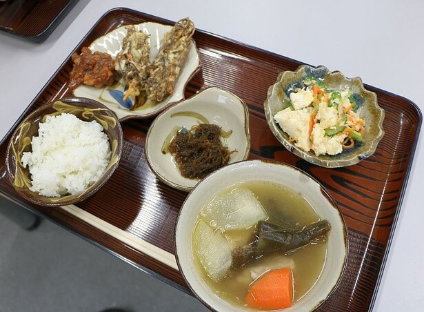 医食同源の意識が根付いた沖縄。こちらは「ハイアット リージェンシー 瀬良垣アイランド 沖縄」から車で約10分の距離にある「恩納村ふれあい体験学習センター」で、沖縄のアンマー(お母さん)とユンタク(おしゃべり)しながら作った沖縄定食。この施設では沖縄の家庭料理を実際に作れる体験学習プログラムを販売している(3850円/1名)