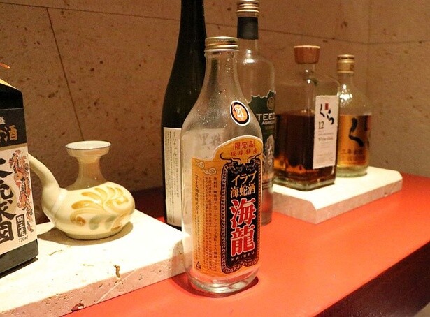 「沖縄産ラム漬 イラブ海蛇酒 海龍」。イラブーは沖縄では古くから高級薬膳素材として親しまれている