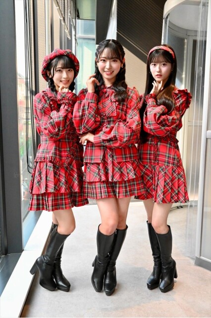 「なんてったってAKB48」を12月25日(水)のクリスマスにリリースするということで、クリスマスっぽい衣装で登場