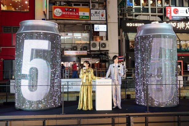【写真】巨大LED缶の点灯スイッチを押す山本彩さん(左)とDAIGOさん(右)