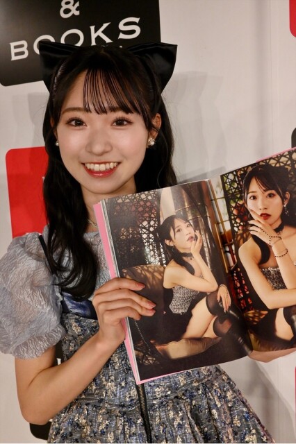 黒い大きなリボンを付けて登場、このリボンは写真集の中で“韓国キラキラアイドル”の衣装で身に付けていたリボンそのもの