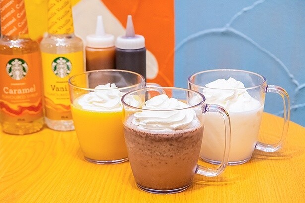 右から、「キッズ バニラ クリーム フラペチーノ(R)」、「キッズ チョコレート フラペチーノ(R)」、「キッズ マンゴー＆フルーツ フラペチーノ(R)」