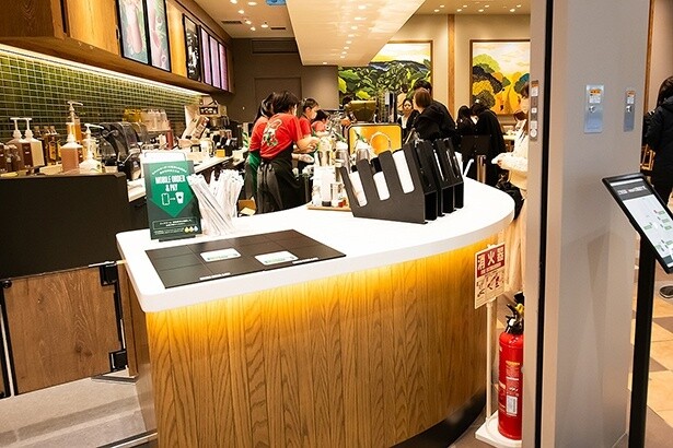 入り口のすぐ横に設置された、モバイルオーダーやテイクアウト専用の受け取り口。店舗内に入らず通路からアクセス可能に